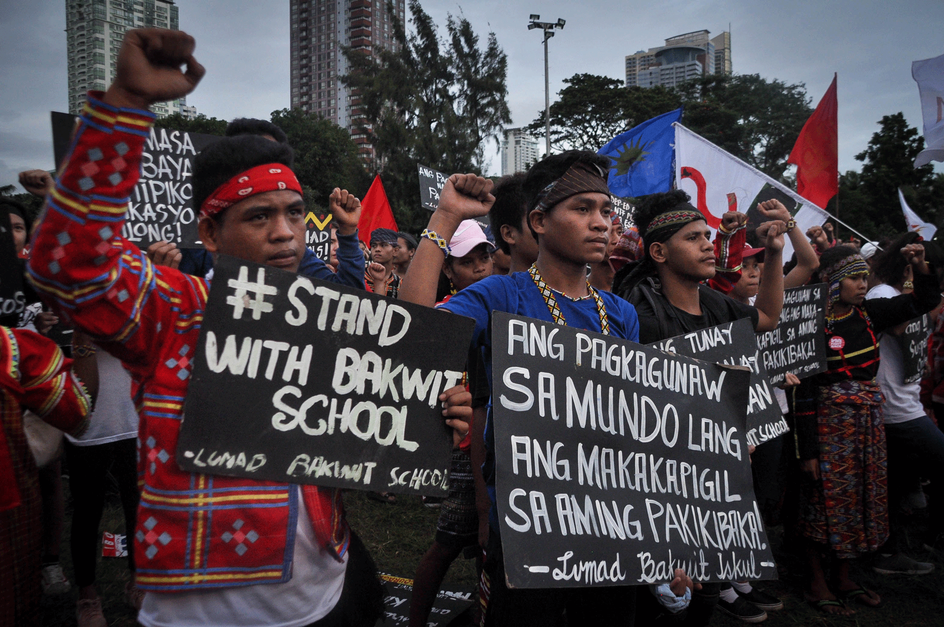 Kasama ang mga Lumad na mula sa mga esktuwlahang katutubo sa Mindanao na pinasasara ngayon ng rehimeng Duterte. <b>Neil Ambion</b>