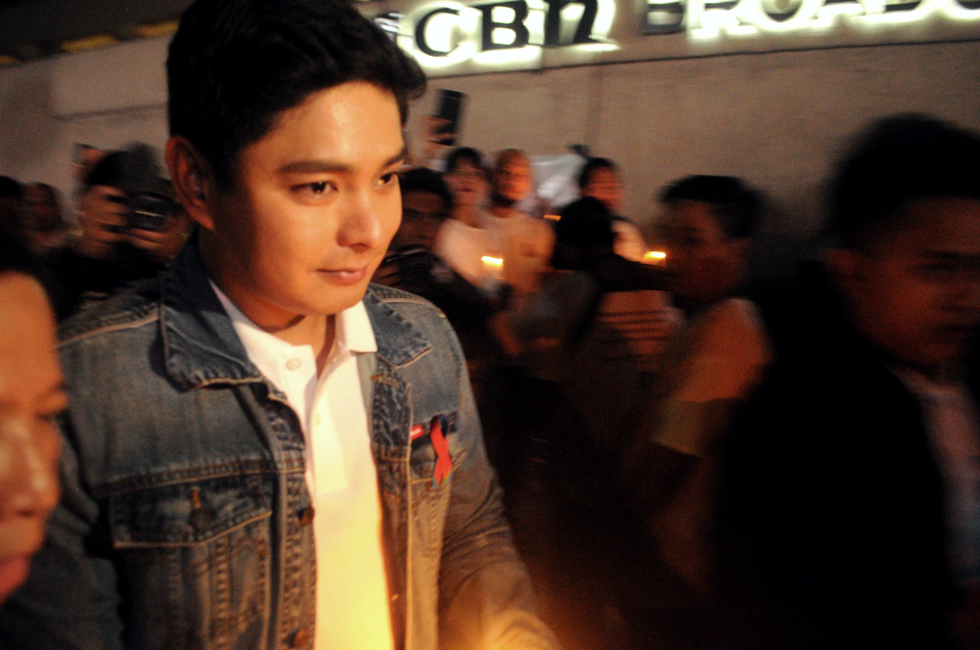 Actor Coco Martin, of ABS-CBN's long-running teleserye Ang Probinsyano, joins the protest action, carrying a candle and warrying the ribbon that symbolize the campaign for ABS-CBN's franchise renewal.