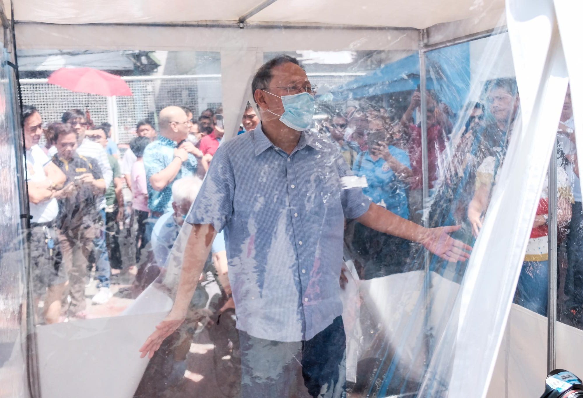 Pagsetup ni Marikina Mayor Marcy Teodoro ng sanitation tents.